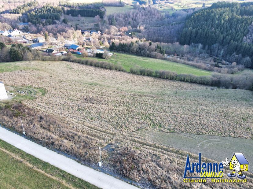 Prachtig bouwterrein, ideaal gelegen op de zeer gewilde hoogten van Achouffe, in een kwaliteitsvolle verkaveling (perceel 9) met een uitzonderlijk pan