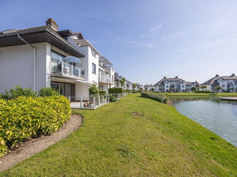 Découvrez ce magnifique appartement de plain-pied, particulièrement lumineux, situé dans la prestigieuse Résidence Saint-Raphaël, au sein du très rech