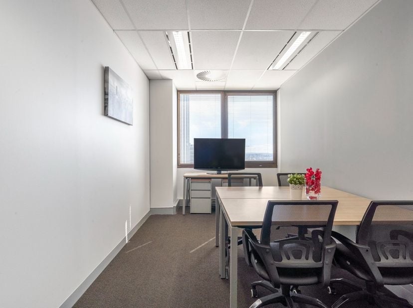 Privékantoor voor 3 werknemers in Regus Erembodegem<br />
<br />
Dit aanbod omvat een eigen kantoorruimte met service voor 3 werknemers en bovendien t