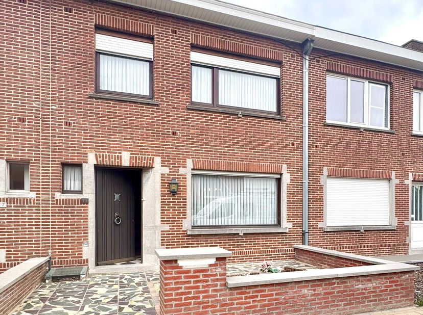 Gesloten bebouwing in rustige residentiële woonbuurt; Indeling: voortuin, inkom met traphal, woonkamer met ruimte voor eetplaats en salon; Leefkeuken,
