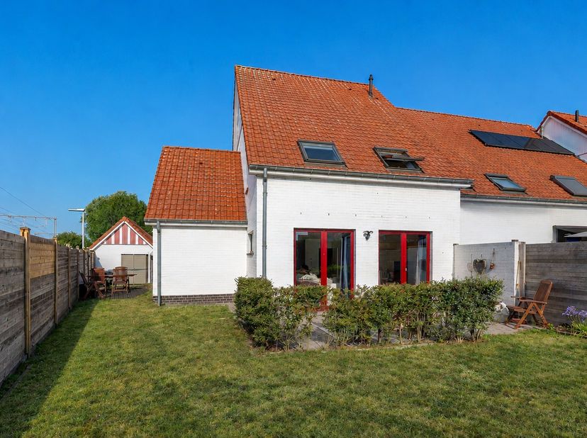 Perfect onderhouden woning rustig en centraal gelegen in het centrum van Duinbergen, met alle winkels en het station op wandelafstand. Een stevige won