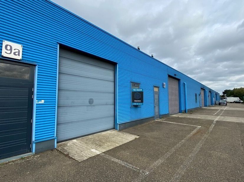 240m² d'espace de stockage<br />
Emplacement : à proximité de la sortie E313 ; arrêt de bus et gare de Wolfstee à distance de marche<br />
Spécificati