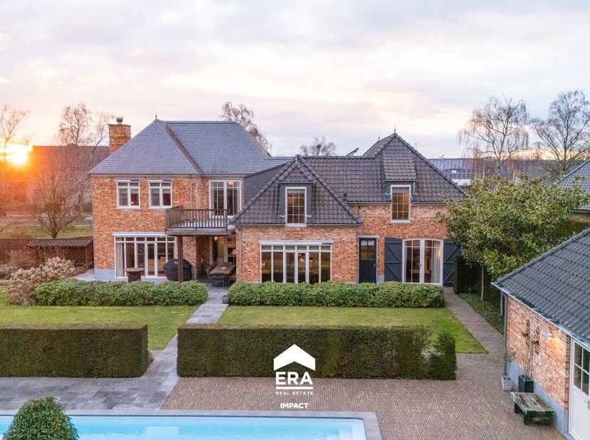 Deze prachtige woning in Bree, is gelegen op een residentiële locatie op een boogscheut van het centrum. Deze riante villa (bwj 2011) is met hoogwaard