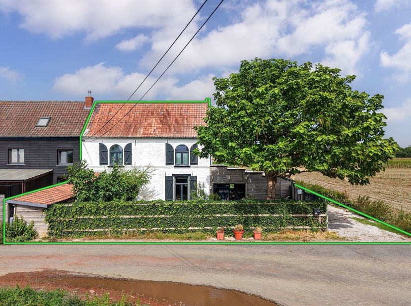 Amoureux de la nature et à la recherche d'un cadre de vie paisible et champêtre ? <br />
<br />
Cette jolie maison semi-mitoyenne, nichée au coeur d