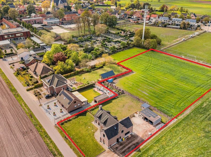 Deze stijlvolle woning is gebouwd in 2020  en is afgewerkt met kwalitatieve en duurzame materialen. Deze eigendom beschikt over een sfeervolle woonkam