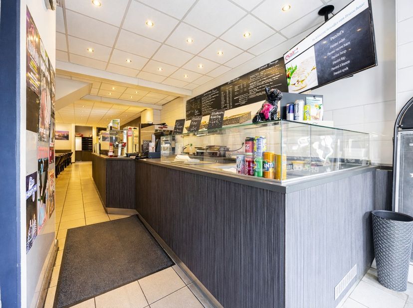 OVERNAME HANDELSFONDS!.<br />
Bent u klaar om een goed draaiende broodjeszaak over te nemen op een toplocatie in het hartje van Brasschaat? Dan is de