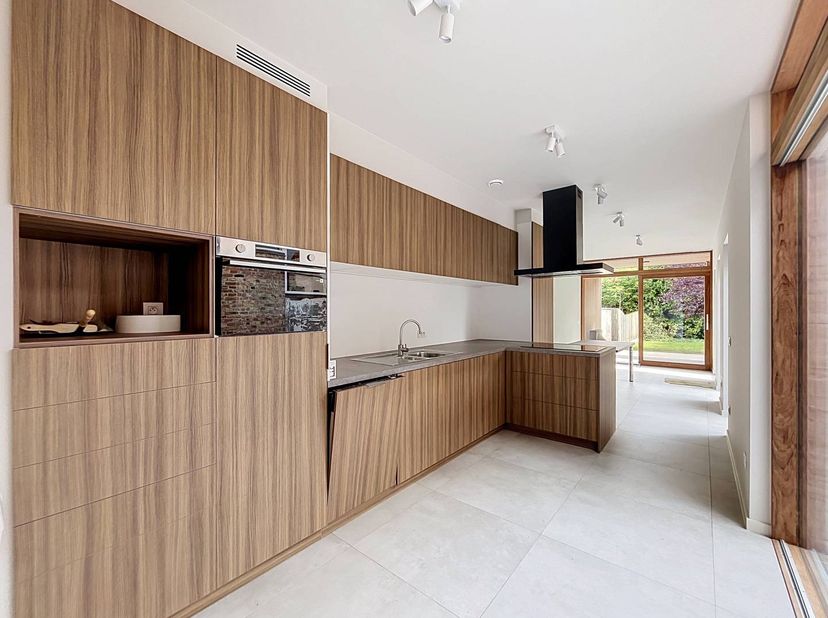 Te huur: deze prachtige halfopen woning aan de Gistelse Steenweg in Sint-Andries werd volledig en hoogwaardig gerenoveerd en biedt een uitzonderlijke