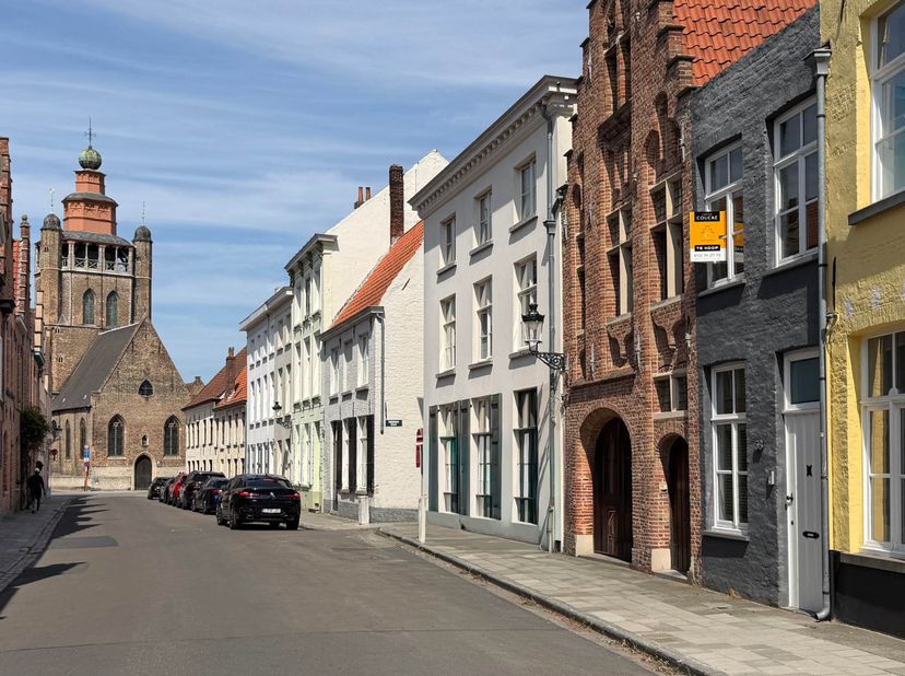 Schilderachtige ligging op St Anna, op een steenworp van de Jeruzalemkerk. Brugge op zijn best, weg van alle drukte, genieten…<br />
Het huis werd geb