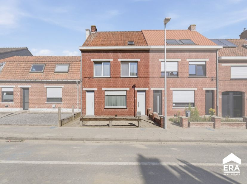 Vlamertinge  Ruime gezinswoning met 3 slaapkamers, dubbele garage en uitweg achteraanOp zoek naar een ruime woning met tal van mogelijkheden? Deze gez