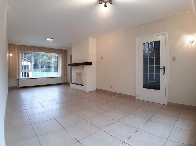 Karaktervolle driegevelwoning te Lommel.<br />
<br />
Deze halfopen bebouwing bevindt zich in een rustige en groene buurt en dit op een steenworp van