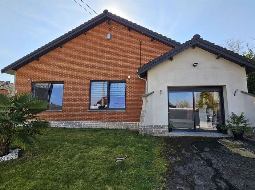 Prix: Offre à partir de 430.000 euros, frais d'agence non inclus et à charge de l'acquéreur.<br />
<br />
Chouette villa en semi plain-pied comprena