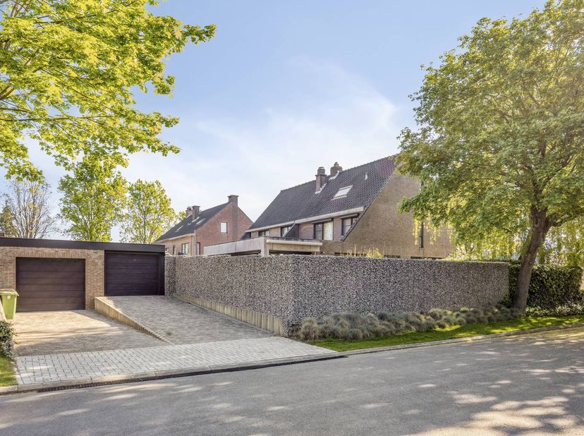 Bent u op zoek naar een instapklaar huis in een rustige en kindvriendelijke omgeving? Deze woning in Kruibeke biedt de perfecte balans tussen comfort