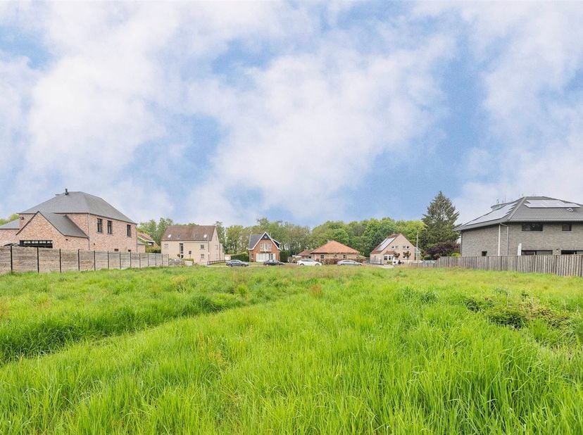 Bouwgrond voor HOB op een perceel van 567m²<br />
<br />
Ligging: Zeer centraal gelegen, nabij het centrum van Achter Olen met alle invalswegen en f