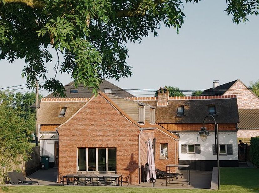 Deze charmante open bebouwing, gelegen in Maarkedal, wordt succesvol uitgebaat als vakantiewoning met een heel mooie bezetting en rendement. Meer info