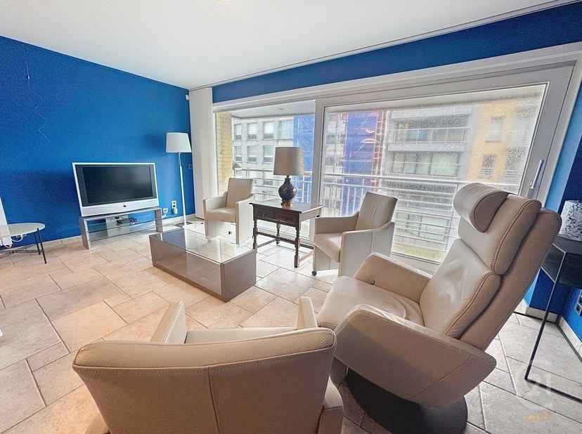 Cet appartement lumineux est situé à Middelkerke, à quelques pas de la mer et du centre.<br />
L'espace de vie ouvert avec cuisine donne une impressio