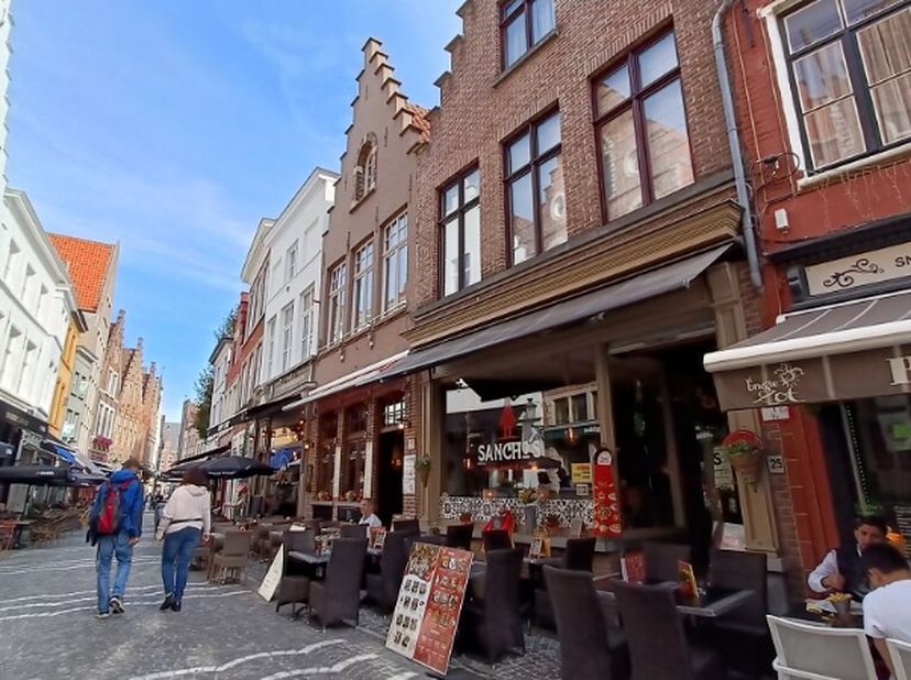 BRUGGE GOUDEN DRIEHOEK - HORECAPAND met TERRAS en Woongelegenheid te koop op een uitstekende commerciele en TOERISTISCHE TOPLIGGING in het historische