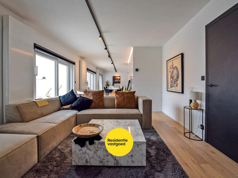 Dit prachtig instapklaar penthouse te Koksijde Sint-Idesbald is recent volledig gerenoveerd. Het lichtrijke appartement beslaat een bewoonbare oppervl