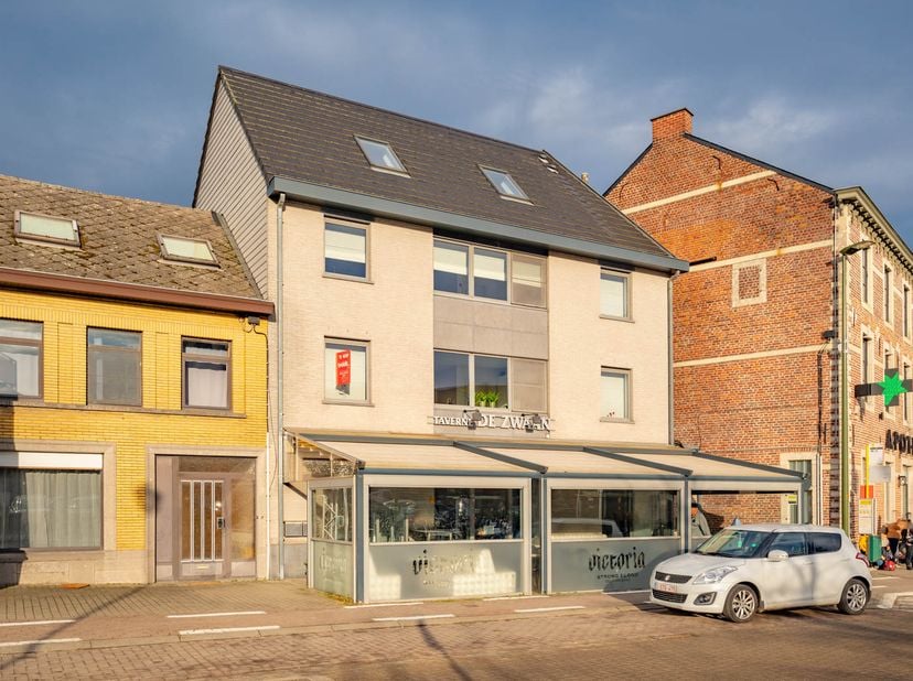 OPBRENGSTEIGENDOM<br />
<br />
Zeer goed gelegen opbrengsteigendom in centrum Lubbeek met handelszaak en 2 appartementen, opp. 1a56ca, Bj 2012, KI: 39