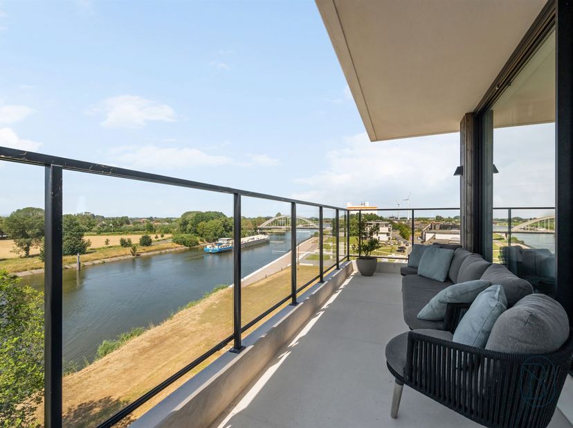 Een unieke kans voor wie op zoek is naar een subliem afgewerkt penthouse met 2 slaapkamers, groot zonneterras, en dit op een toplocatie met zicht op d
