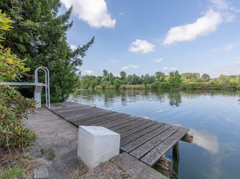EXCLUSIEVE EIGENDOM AAN DE LEIE -<br />
<br />
Gelegen langs de oevers van de Leie in het gegeerde Afsnee, biedt deze karaktervolle bungalow een zeldz