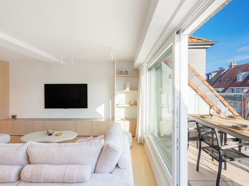 Zeer luxueus gerenoveerd duplex-appartement met drie slaapkamers, ruime terrassen en binnenzwembad in het gebouw.<br />
Uitzonderlijk duplex-apparteme