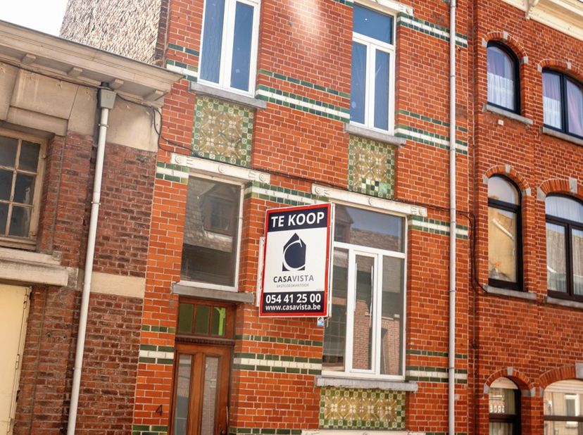 VOORMALIGE HERENWONING MET TUIN VLAKBIJ MARKT GERAARDSBERGEN. Deze gesloten bebouwing met architecturale voorgevel vind je bovenaan de Denderstraat op