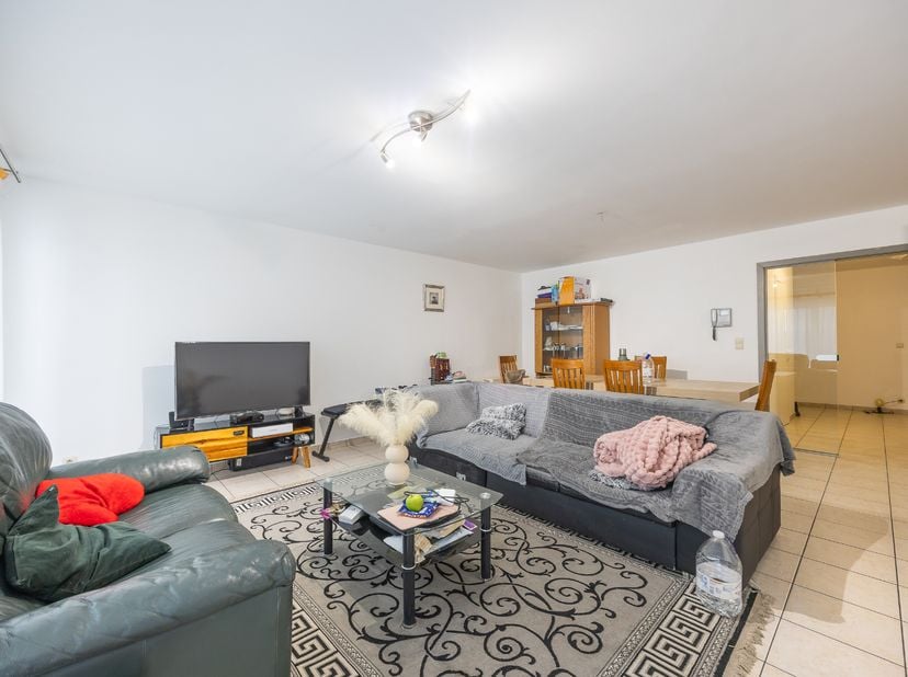 Ruim en lichtrijk appartement met drie volwaardige slaapkamers en een aangenaam terras. Het appartement beschikt over een zeer ruime leefruimte met op