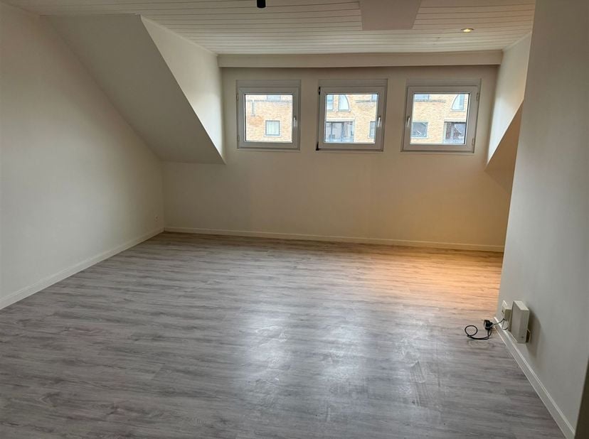 A LOUER : Appartement rénové d'une chambre sur le toit dans le centre de Hasselt !<br />
Cet appartement rénové sur le toit est idéalement situé dans