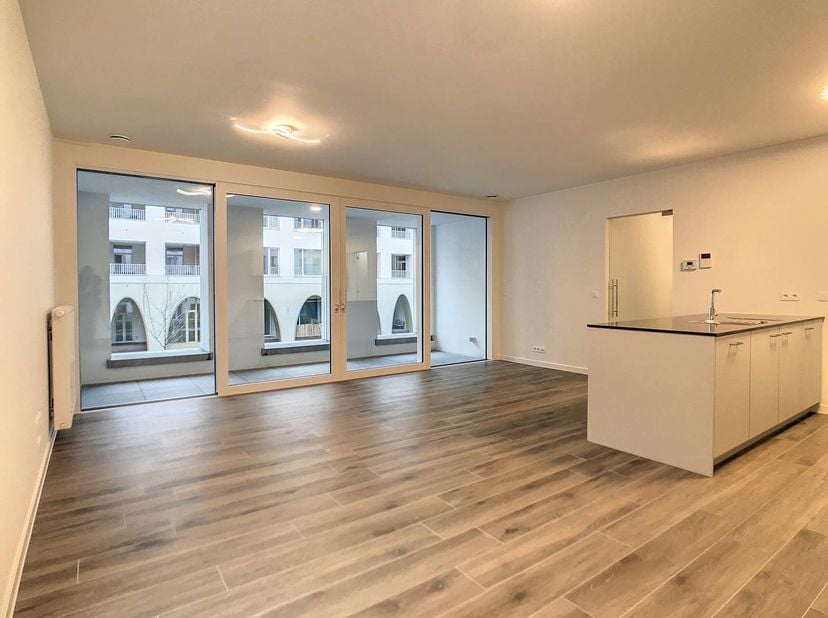 Dit nieuwbouwappartement te huur is gelegen in het historisch centrum van Antwerpen, in het project 'De Dams'. Het project wordt gekenmerkt door histo