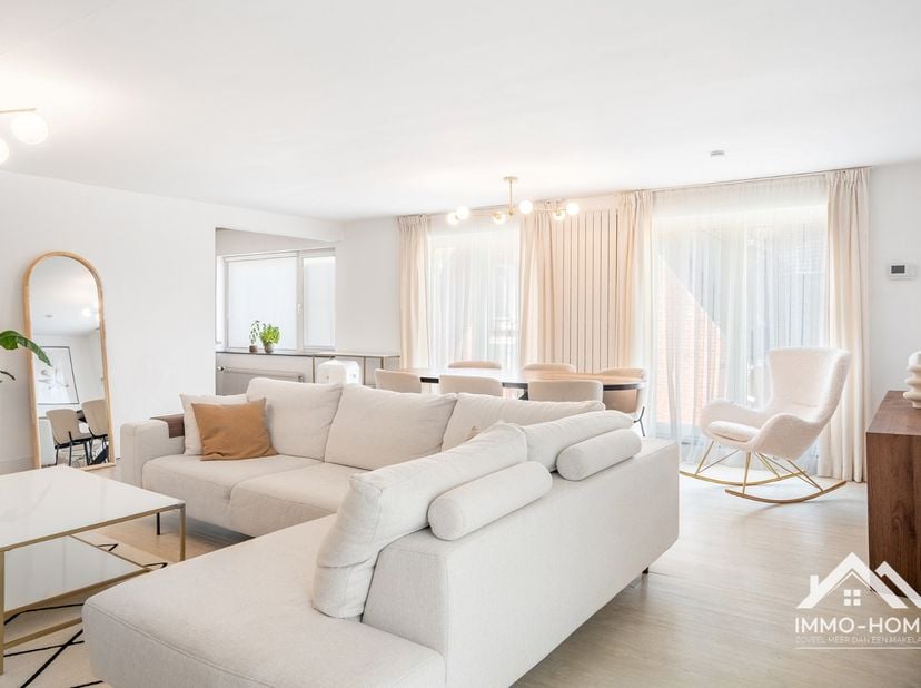 Deze mooie woning met handelsruimte is gelegen in de kern van Berlare/Overmere. Op de benedenverdieping vinden we aan de straatkant een mooie open han