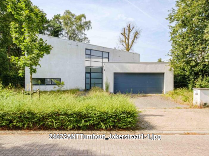 RUIME WONING - <br />
<br />
Deze woning, gebouwd in 2002, beschikt over een ruime woonoppervlakte en is gelegen op een ruim perceel. De woning omvat