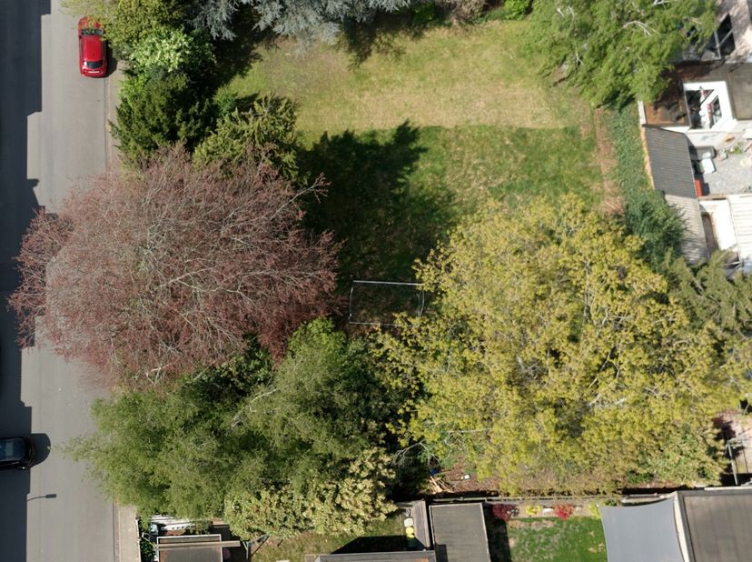 In centrum Hamme kan u deze prachtige bouwgrond (Lot 1 van 2 loten) terug vinden. Een mooie groene en rustig gelegen grond met een ruime straatbreedte