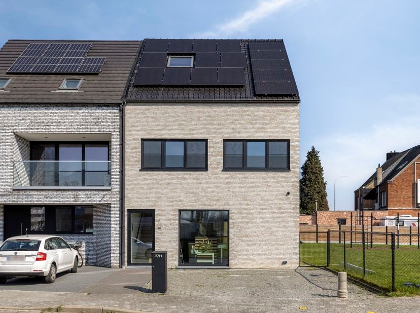 Emplacement de choix offrant une visibilité maximale – local professionnel avec logement prêt à emménager<br />
<br />
Situé dans un emplacement extrê
