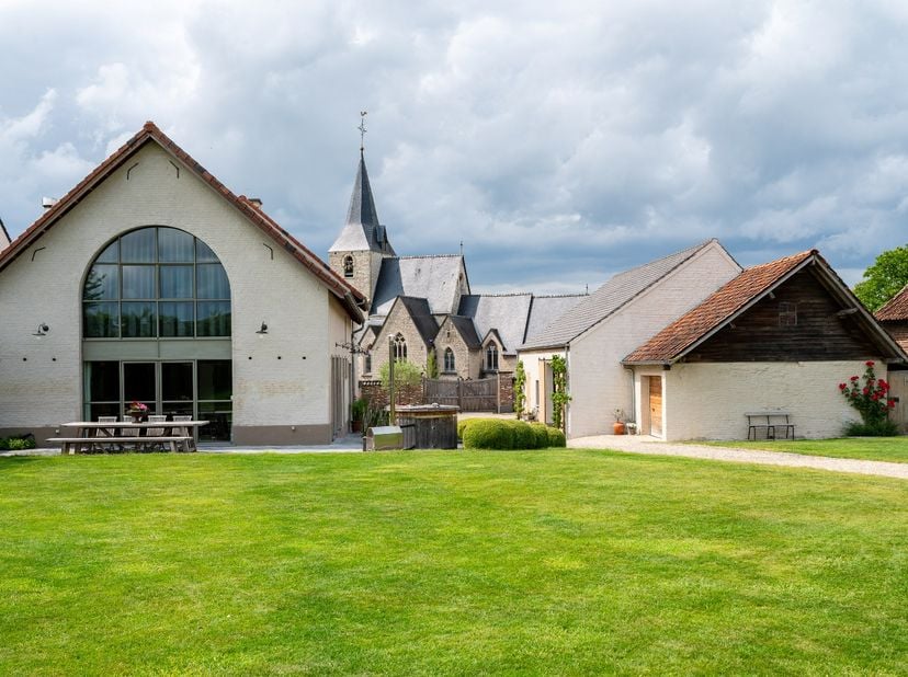 Op een prachtige locatie in Meise, met zicht op de omliggende velden en toch vlak bij het dorpscentrum, bevindt zich dit bijzonder ruime en grondig ge