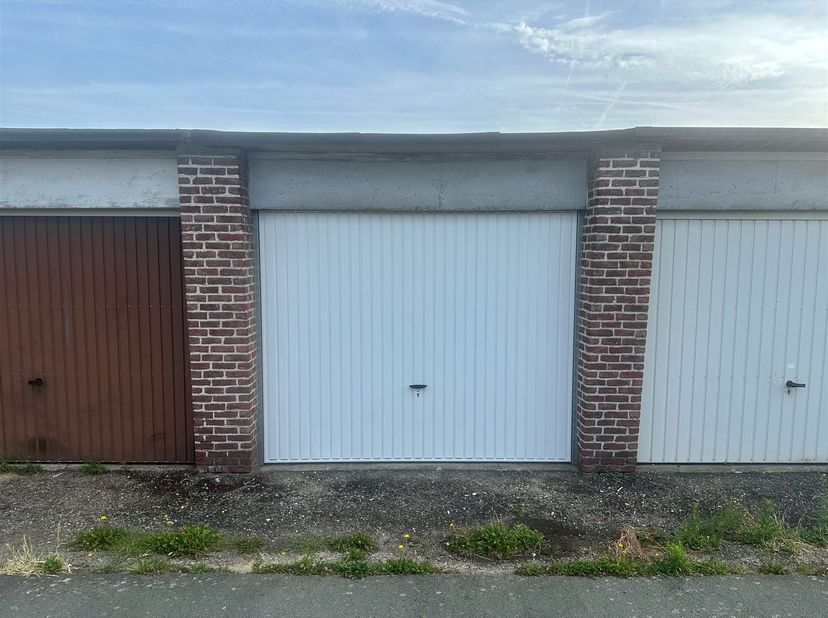 Deze garage is gelegen op het Brandweerplein te Willebroek. De binnenafmetingen van de garage zijn: 2,8m x 5,15m.