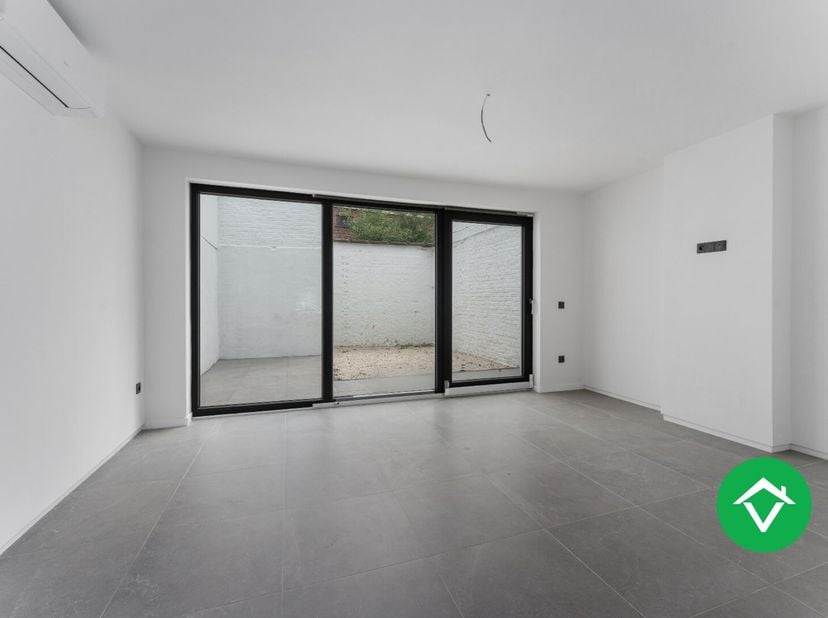Op wandelafstand van de Grote Markt, Sint-Michielskerk, de winkelstraat, het oud kerkhof vinden we deze karakteristieke, gerenoveerde woning terug. Du