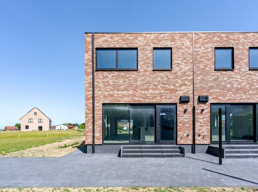 [[ DIT PAND NEEMT DEEL AAN DE ERA OPEN HUIZEN DAG OP 19/9 VAN 14:30 TOT 15:30 ]] In de Jacob van Maerlantstraat in Hooglede komen twee halfopen nieuwb