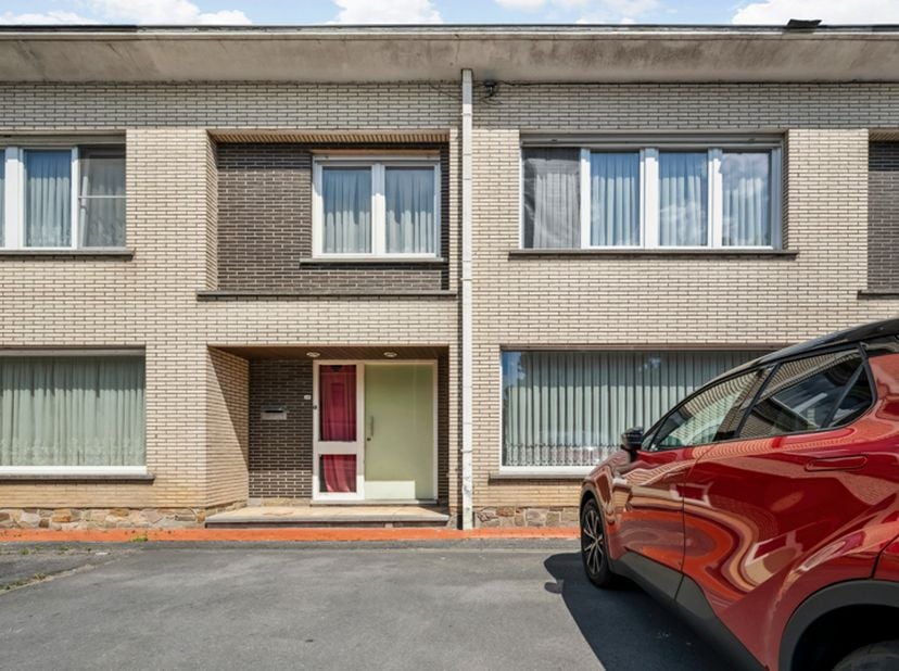 Hooglede-centrum. Stevig gebouwde gesloten bebouwing met 3 slaapkamers op een perceel van 250m2. Vaste huuropbrengst.<br />
<br />
Pal in het centrum