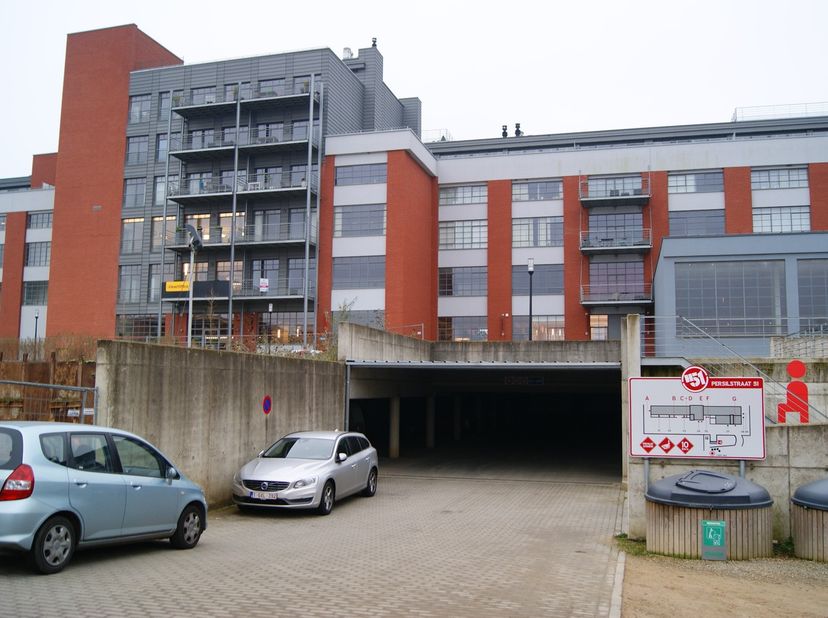 Afgesloten en overdekte autostaanplaats&amp;nbsp;nummer 14 wordt te koop aangeboden.<br />
<br />
De staanplaats is gemakkelijk toegankelijk en voldoende