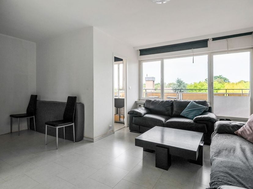 Gelegen in het rustige Koningin Fabiolapark geniet dit appartement van een groene en aangename woonomgeving, terwijl het centrum van Sint-Niklaas zich