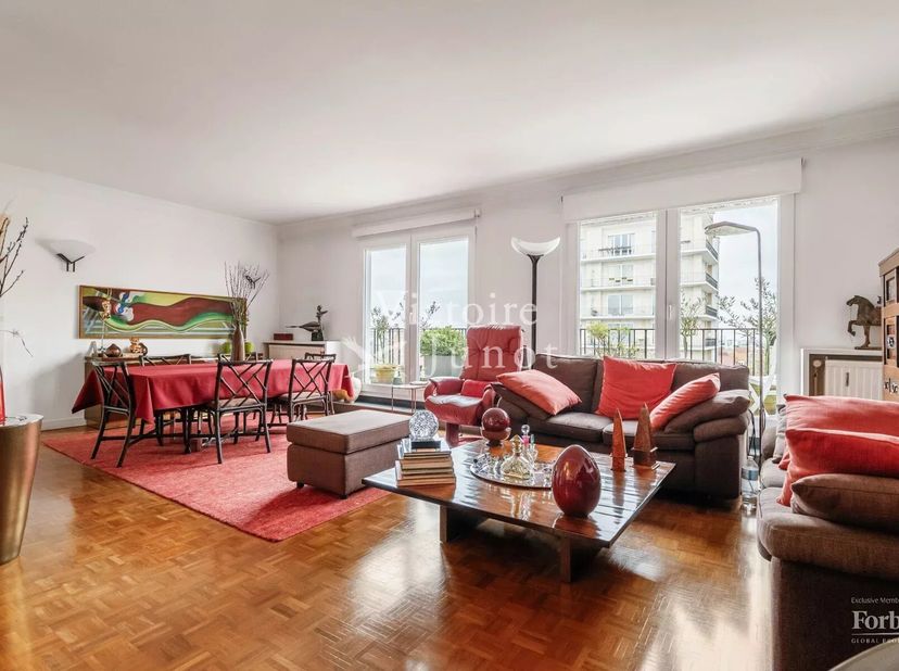 Uitstekende ligging voor dit prachtige 3-slaapkamerappartement met terrassen, gelegen op de 7e verdieping van een prestigieus gebouw, dicht bij het op