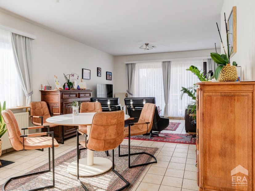 p wandelafstand van de Kleine Ring van Hasselt vinden we dit aangename 1-slaapkamerappartement met terras. Dankzij de centrale ligging combineert deze