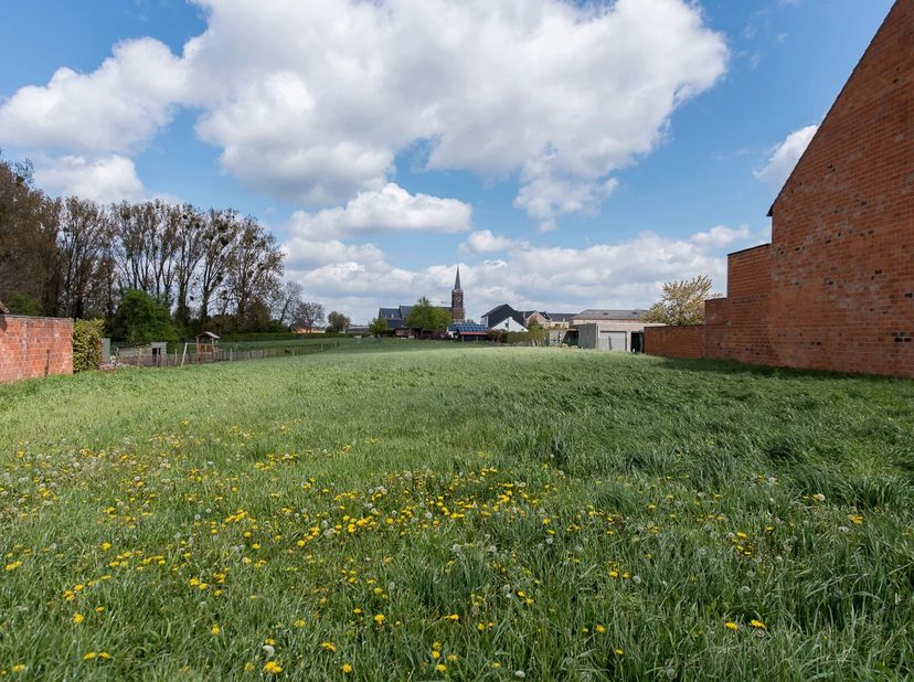 Zeldzame opportuniteit: ruime bouwgrond van 17a34ca voor halfopen bebouwing in Mopertingen.<br />
Dit perceel bied je alle vrijheid om een moderne gez