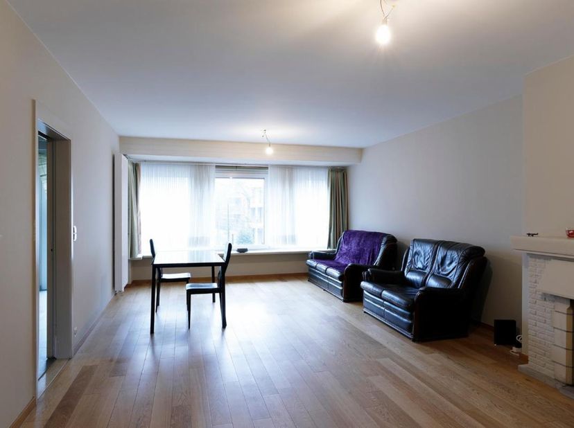 RUIM APPARTEMENT MET GARAGE - <br />
<br />
In het centrum van Roeselare bevindt zich dit ruim en lichtrijk appartement bestaande uit een inkomhal met