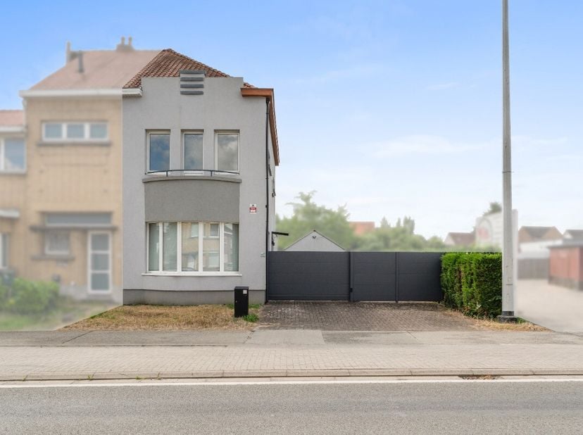 Bent u op zoek naar een stijlvolle, volledig gerenoveerde woning waar comfort, ruimte en een uitstekende ligging samenkomen? Dan is deze instapklare g