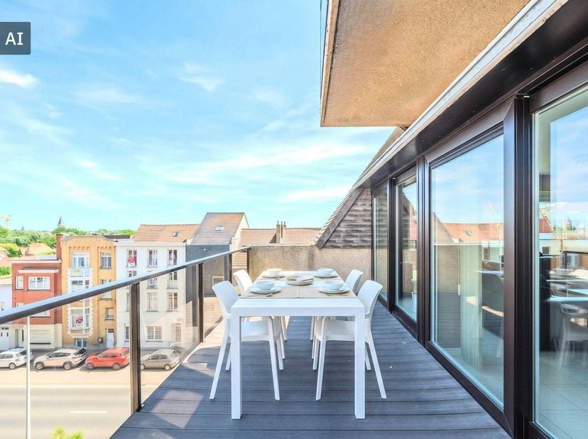 Zonnig en uniek hoekappartement met 2 slaapkamers en grote terrassen te koop in Middelkerke, Koninginnelaan 58. Dit ruim appartement ligt op de vierde