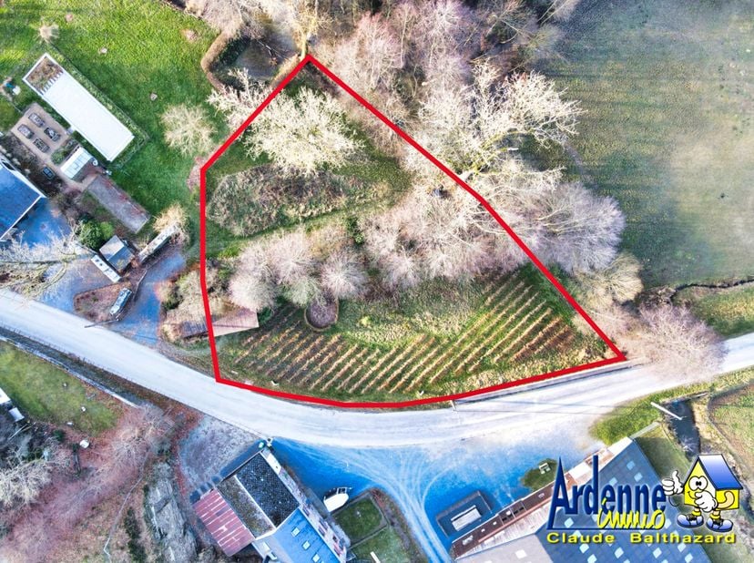 Beau terrain en zone à bâtir à caractère rural de 19 ares 57 ca.<br />
Infos + : Pour le trouver facilement, il se situe juste en face du manège.