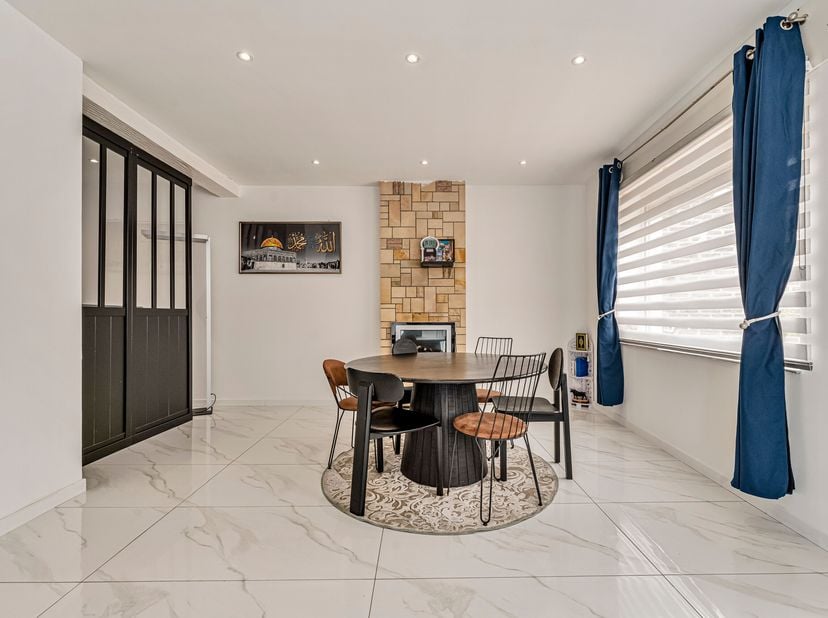 Toffe woning te koop in Menen met garage.<br />
In een doodlopende straat vinden we deze woning terug. We komen binnen in een open leefruimte met zith