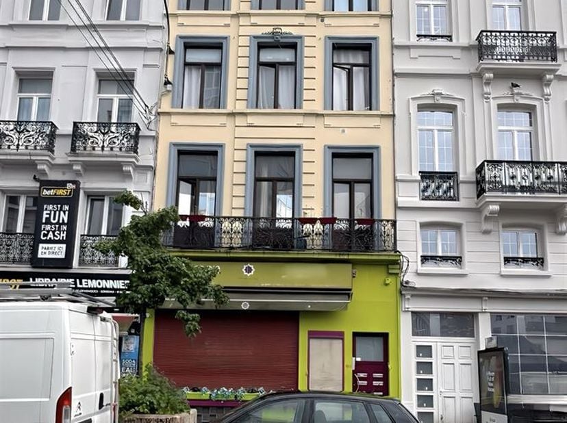 Bruxelles à proximité de la gare du Midi - Immeuble de rapport mixte comprenant un rez-de-chaussée commercial, 6 logements et combles aménagés - Selon