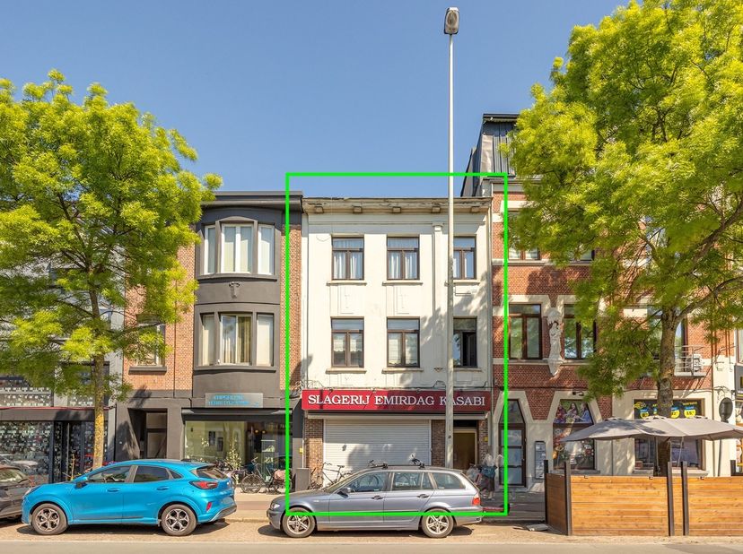Immeuble commercial avec deux unités d’habitation et vaste cave dans un emplacement central !<br />
<br />
Situation :<br />
Ce bien, situé Diksmuidel